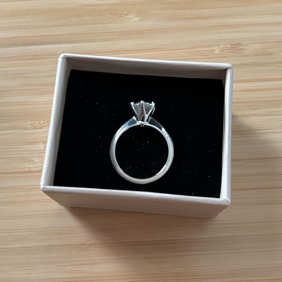 1.0 Carat Moissanite ring. Brilliance than a diamond. - Picture 5 of 12